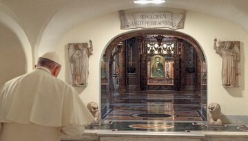 Papież Franciszek przy grobie św. Piotra w bazylice w Watykanie