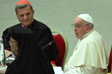 Papież Franciszek (R), siedzący obok kardynała Mario Grecha