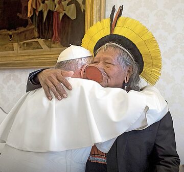 Papież Franciszek spotkał się z plemiennym wodzem amazońskim, Raonim Metuktire