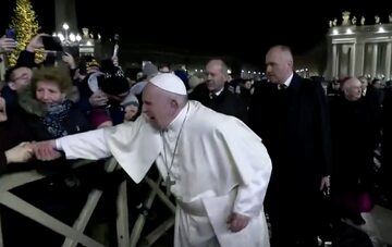 Papież Franciszek szarpnięty za rękę