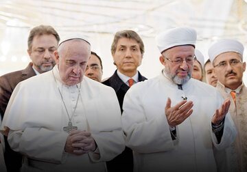 Papież Franciszek w Błękitnym Meczecie w Stambule podczas podróży apostolskiej do Turcji, listopad 2014 r.