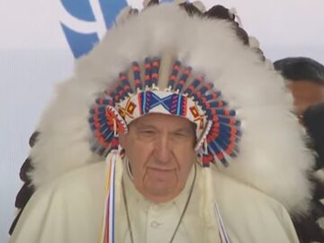 Papież Franciszek w nakryciu głowy przedstawicieli rdzennej ludności Kanady