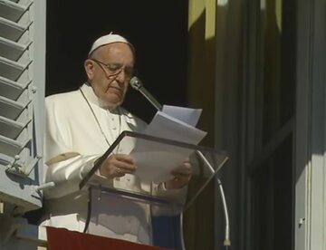 Papież Franciszek wygłasza przesłanie do wiernych na placu św. Piotra.