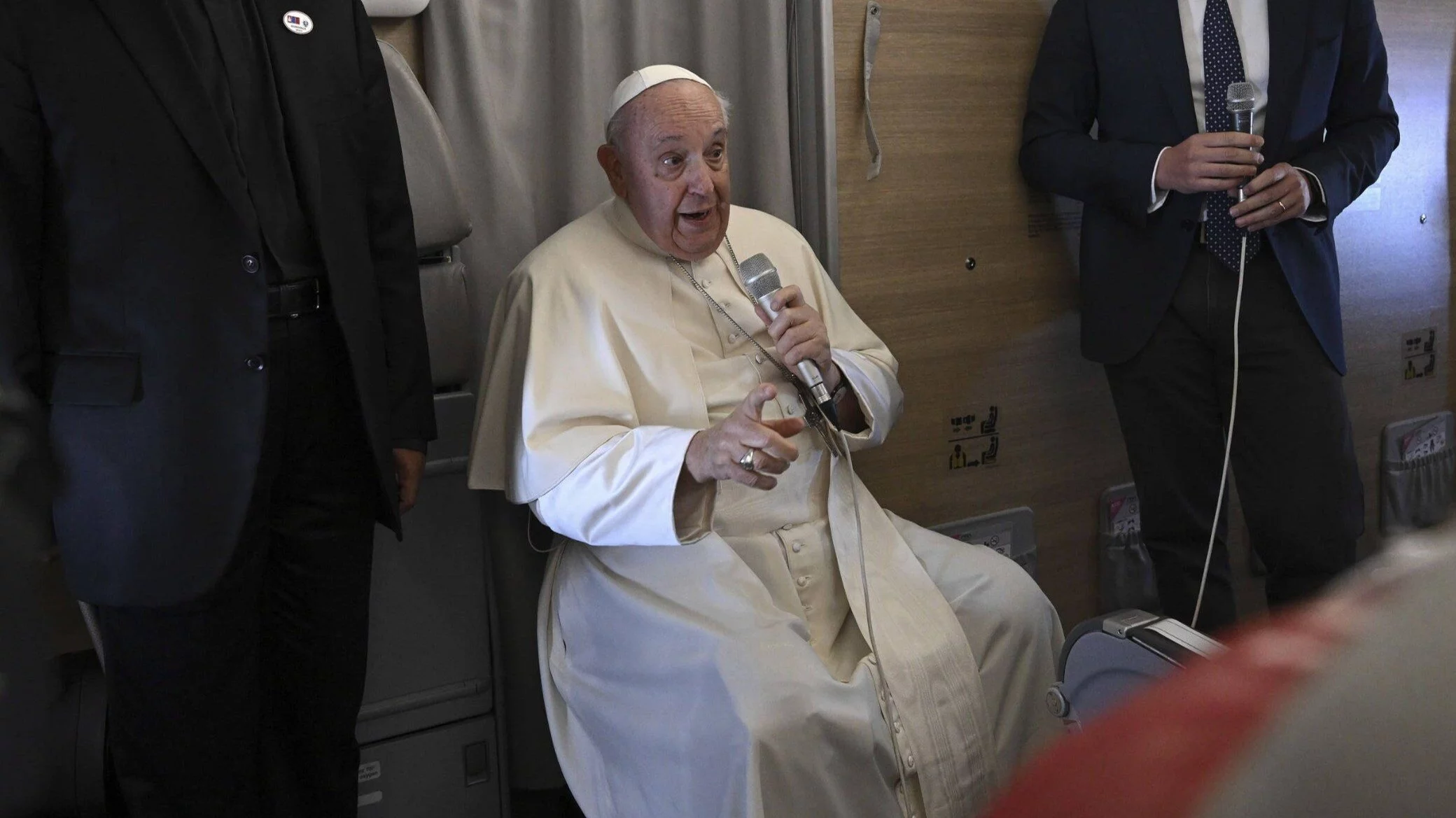 Papież Franciszek udziela wywiadu podczas lotu powrotnego z Mongolii