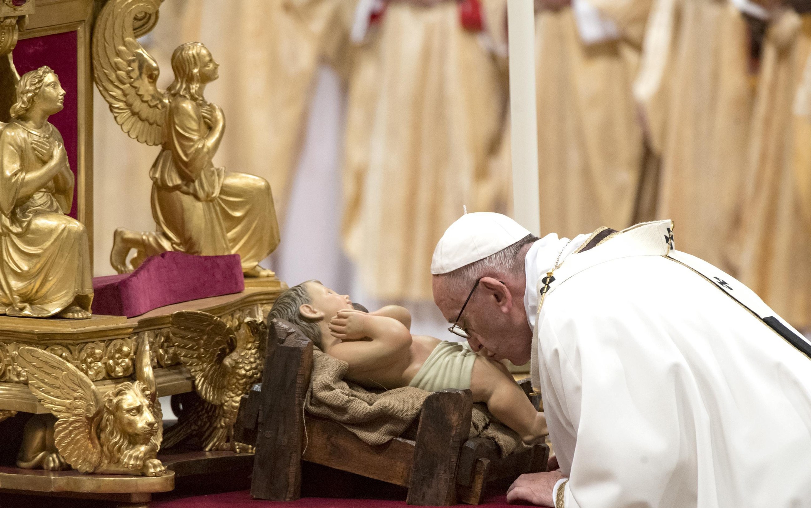 Papież Franciszek podczas Pasterki w bazylice św. Piotra w Rzymie.