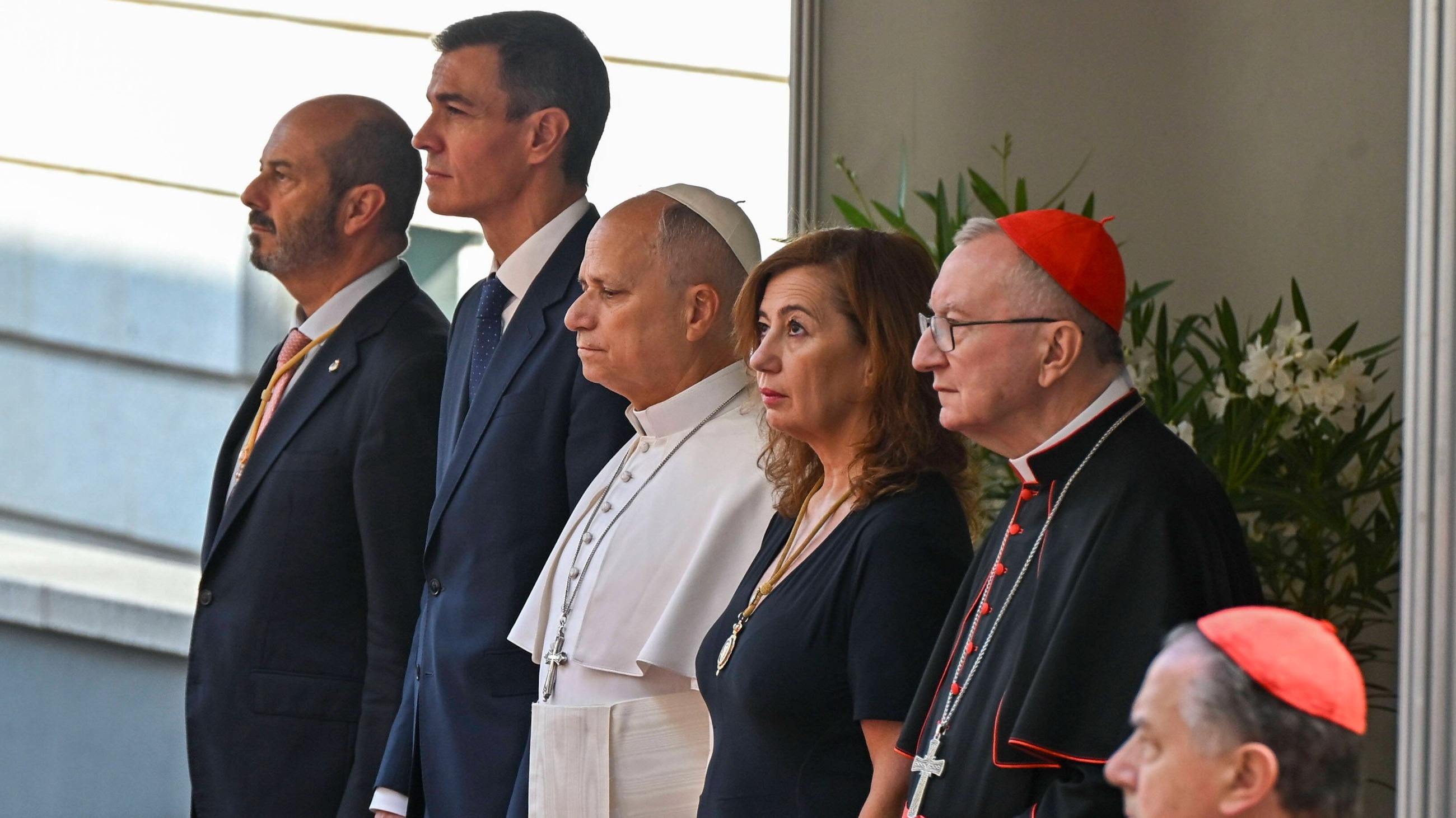 Papież Leon XIV (w środku) pozuje obok marszałka Izby Reprezentantów Franciny Armengol (2 z prawej), marszałka Senatu Pedra Rollana (z lewej), kardynała sekretarza stanu Państwa Watykańskiego Pietra Parolina (z prawej) i premiera Hiszpanii Pedra Sancheza