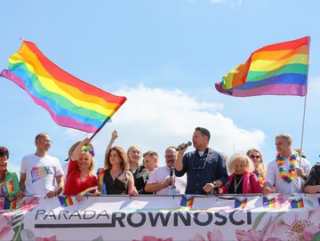 Parada Równości w Warszawie z udziałem m.in. prezydenta stolicy Rafała Trzaskowskiego i minister ds. równości Katarzyny Kotuli