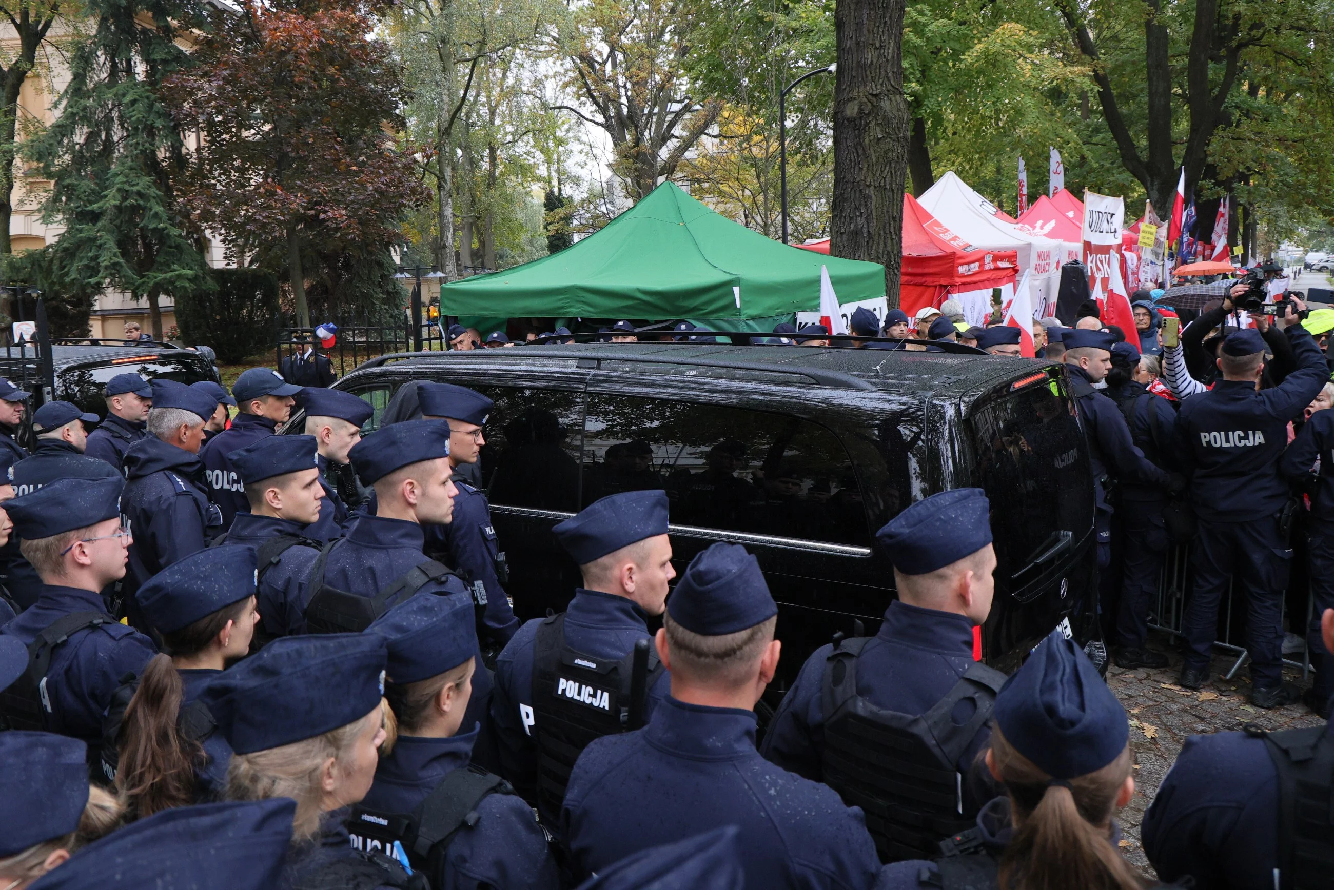 Samochód z sędziami TK, w tym Maciejem Berkiem, wjeżdża na teren Trybunału Konstytucyjy