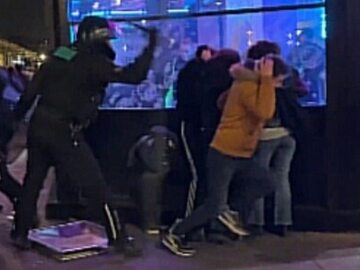 Paryż 20.03.2023. Protesty przeciwko reformie emerytalnej we Francji. Policjanci atakują demonstrantów pałkami