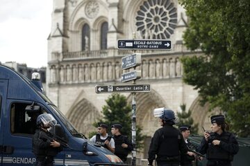 Paryż: Atak na policjanta przed Katedrą Notre-Dame