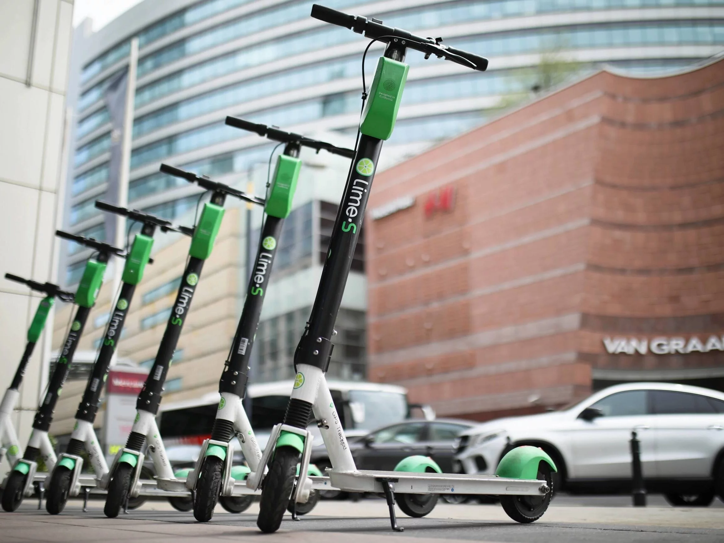 Elektryczne hulajnogi Lime w centrum Warszawy