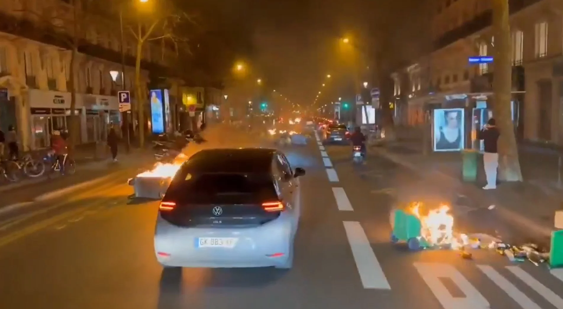 Paryż kolejny raz w ogniu. Szokujące filmy trafiły do sieci