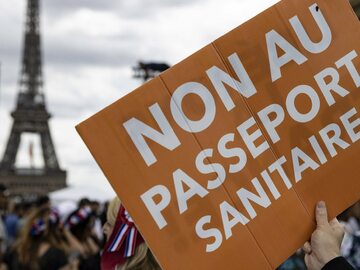 Paryż. Protest przeciw "paszportom covidowym"
