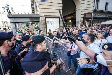 Paryż. Starcia z policją przeciwników "paszportów sanitarnych"