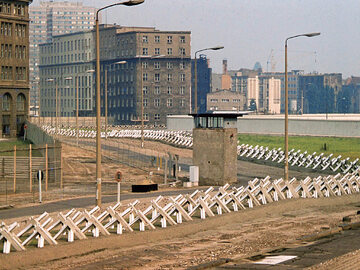 Pas śmierci muru berlińskiego, 1977 rok.  Widoczne zasieki, przeciwczołgowy jeż i wieża  strażnicza