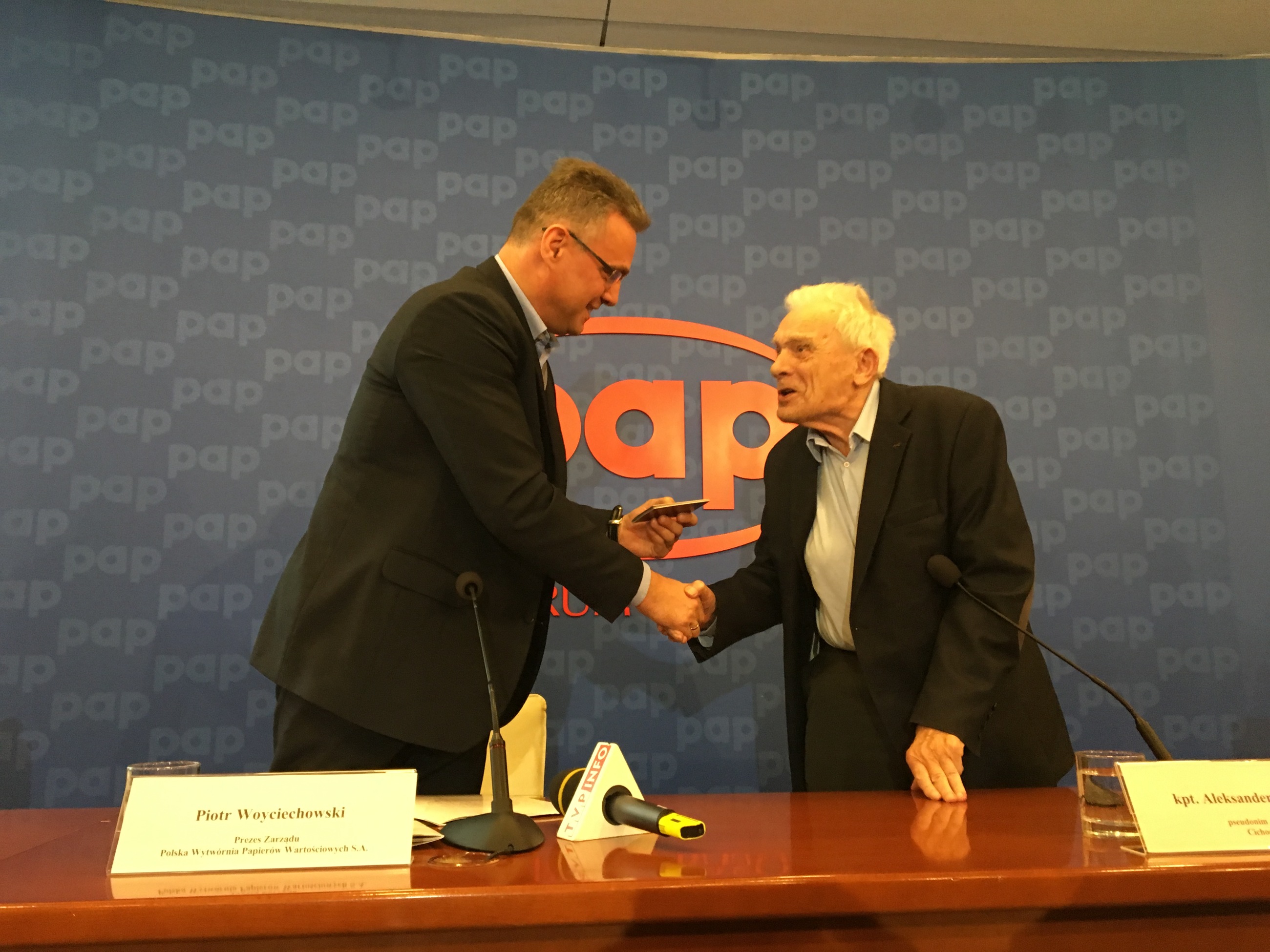 Prezes PWPW wręcza "Paszpot Cichociemnego" kpt. Aleksandrowi Tarnawskiemu