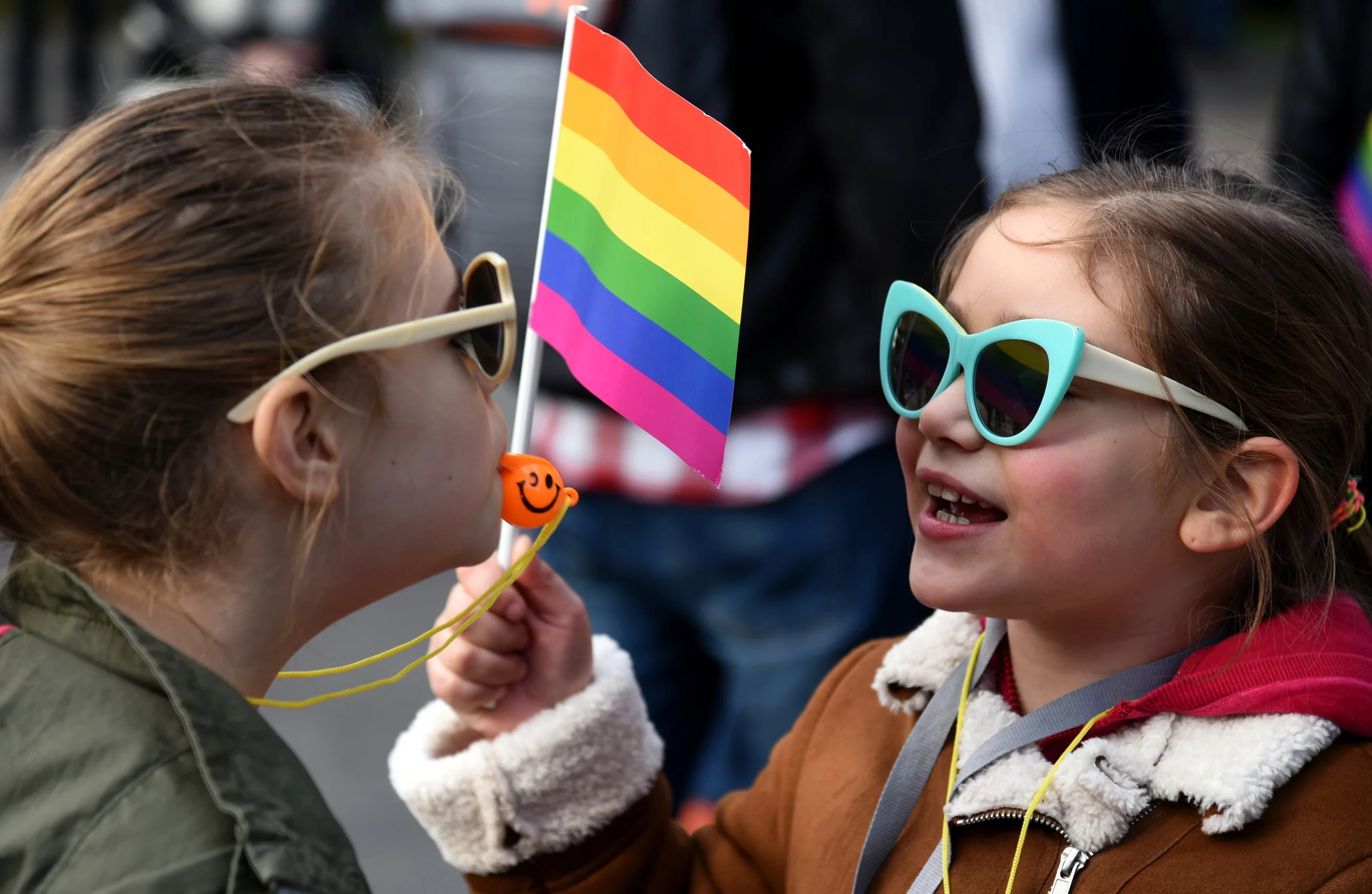 Dzieci z flagą LGBT, zdjęcie ilustracyjne