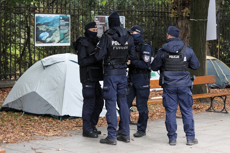 Patrol policji w tzw. "białym miasteczku" przed siedzibą Kancelarii Prezesa Rady Ministrów