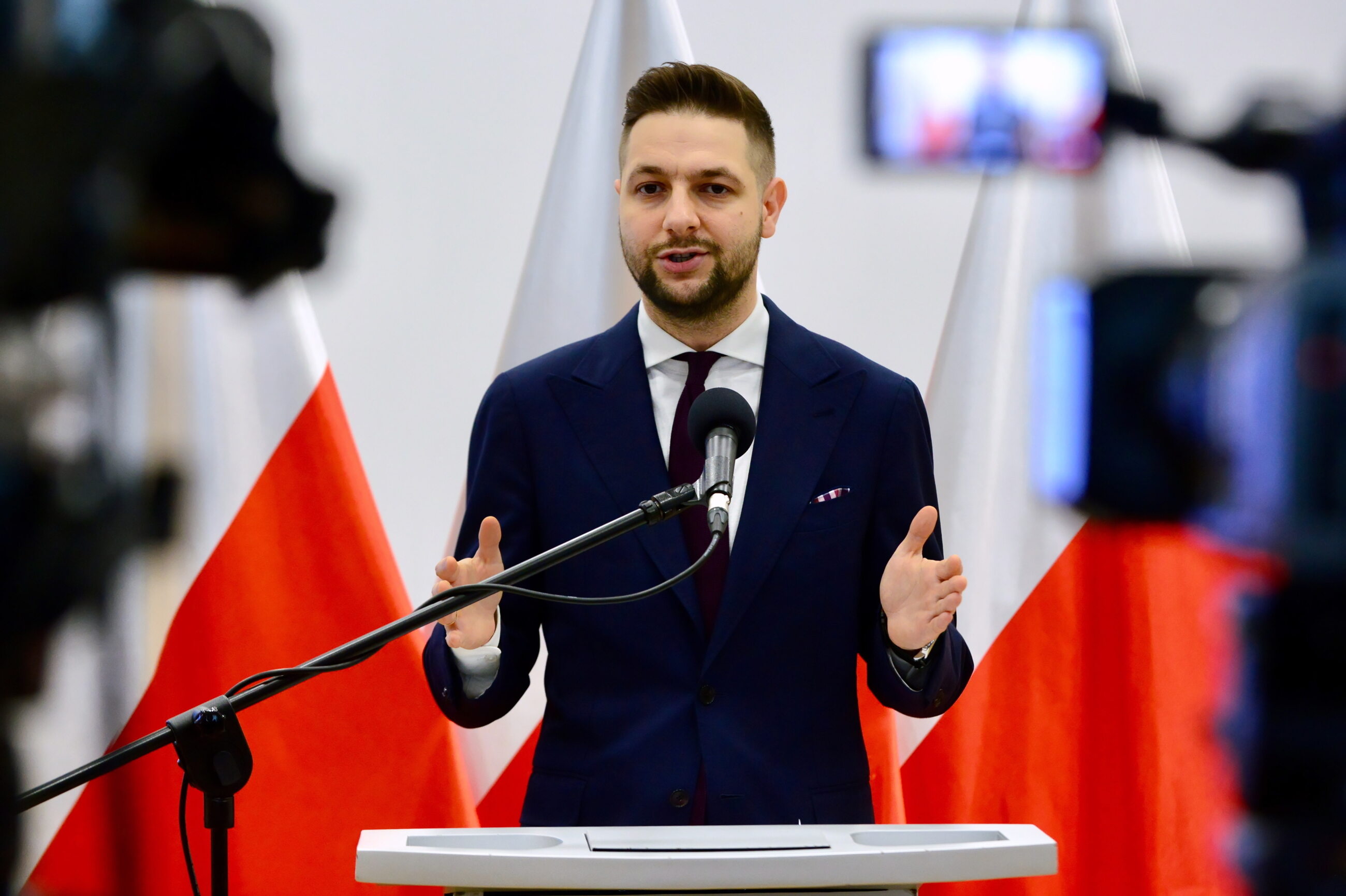 Dziennikarka "GW" o zarobkach Patryka Jakiego. Oto odpowiedź europosła - Vimarsana News