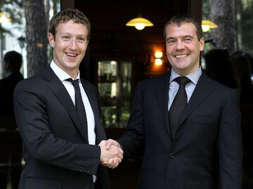 Październik 2012. Mark Zuckerberg i Dmitrij Miedwiediew w Moskwie