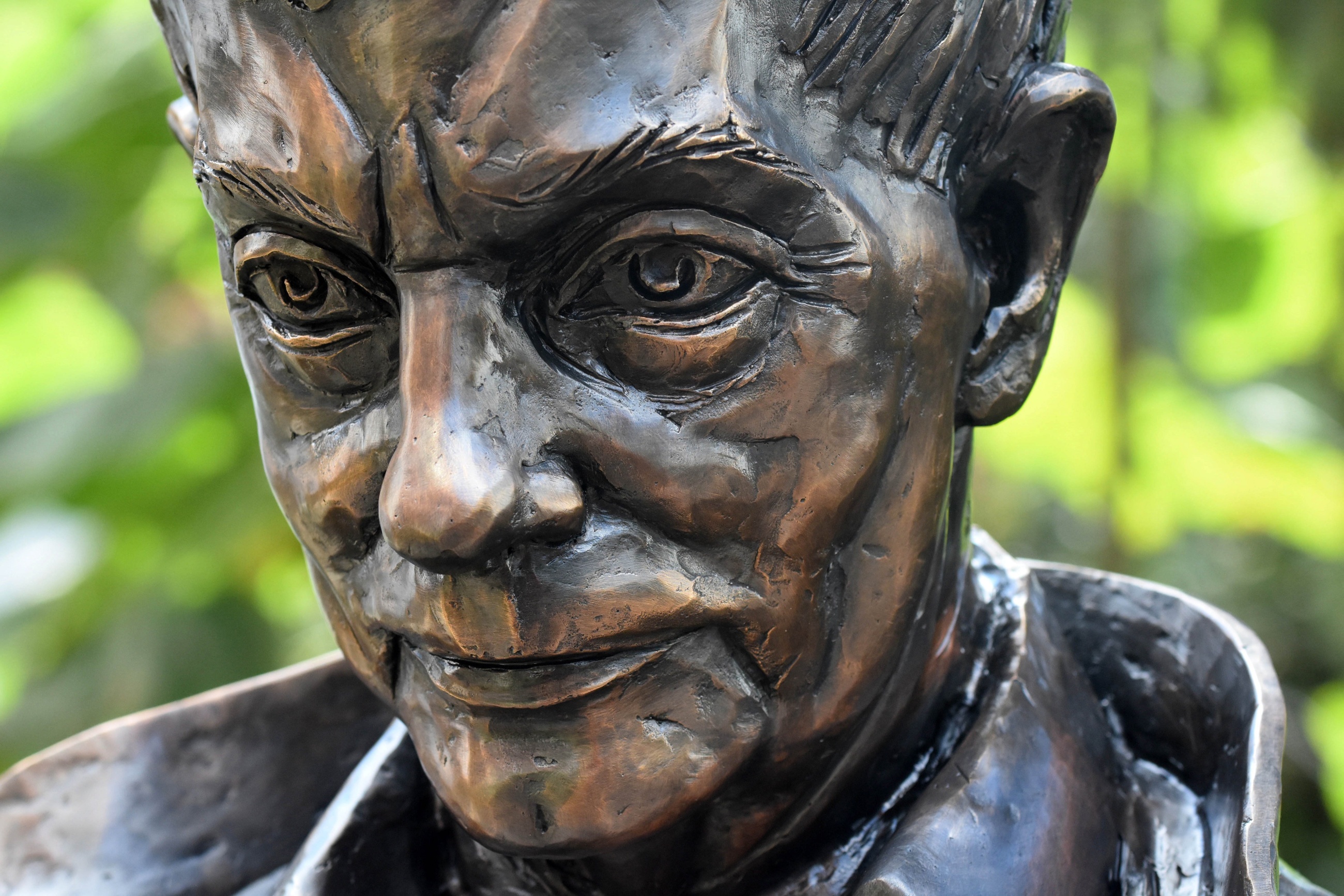 Popiersie z brązu Zbigniewa Herberta w ogrodzie węgierskiego artysty Gabor Beno Pogana w Szolnok,