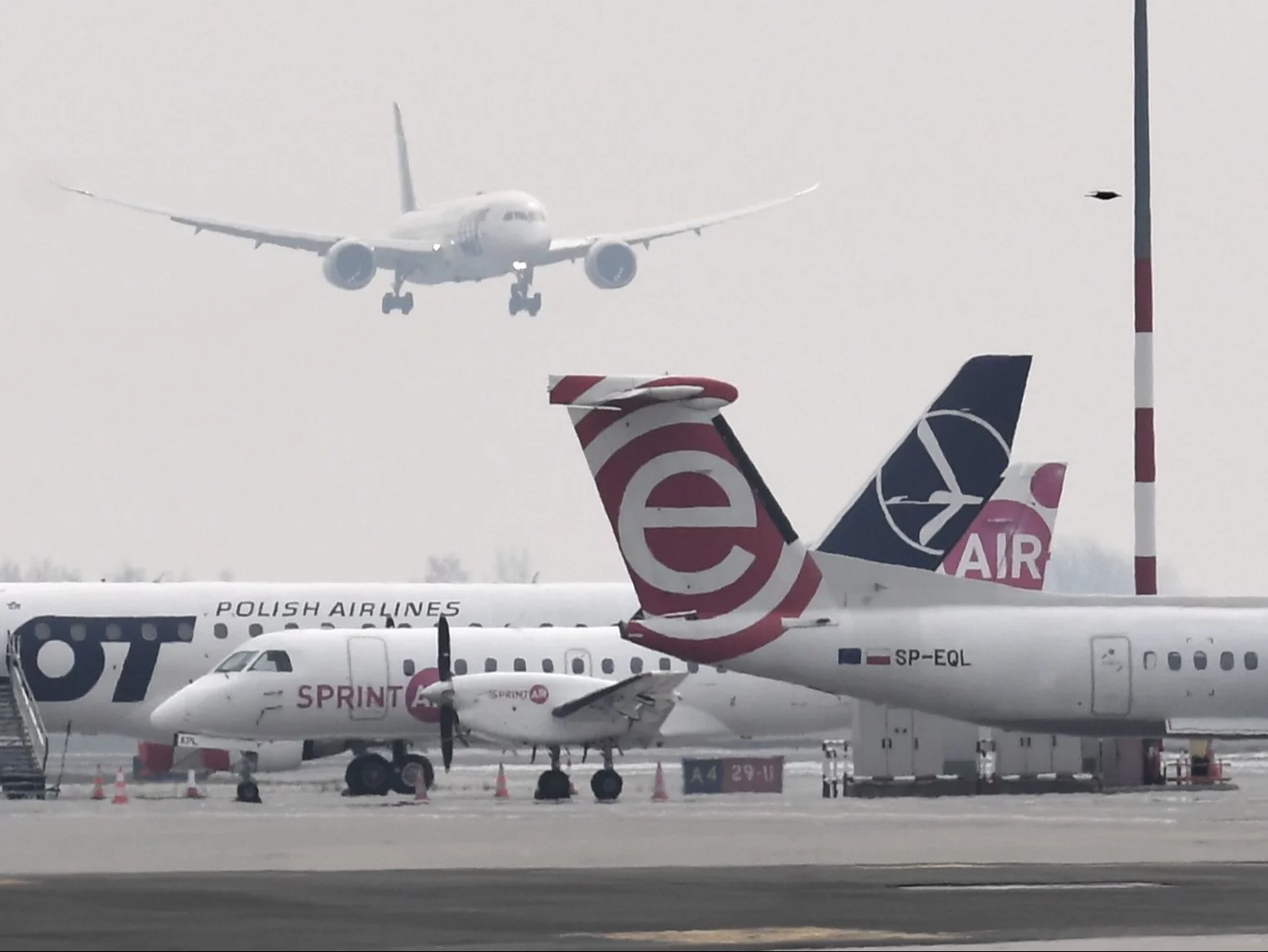 Przylot Boeinga 787-9 Dreamliner LOT na lotnisko w Warszawie