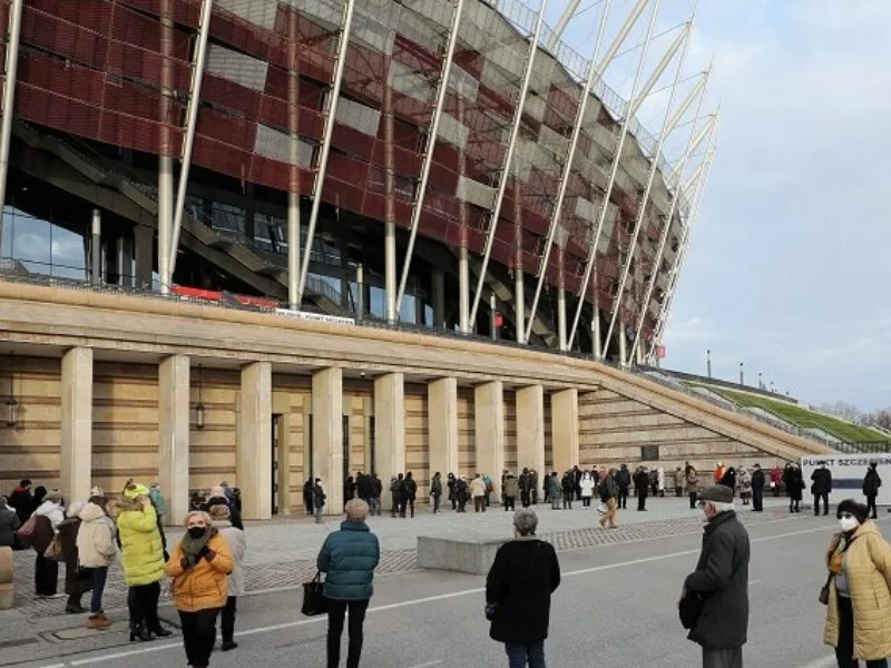 Kolejka do punktu szczepień przeciwko COVID-19 w szpitalu tymczasowym na Stadionie Narodowym w Warszawie