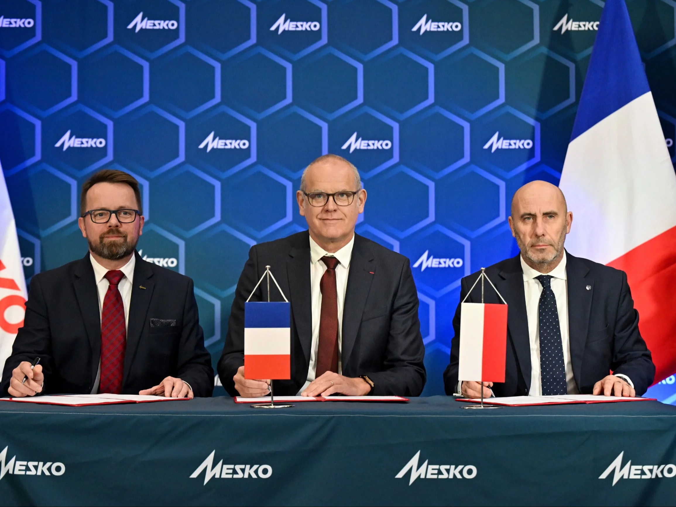 Pionki, 22.10.2025. Od lewej: członek zarządu Mesko S.A. Krzysztof Marwicki, prezes grupy EURENCO Thierry Francou oraz prezes Polskiej Grupy Zbrojeniowej Adam Leszkiewicz