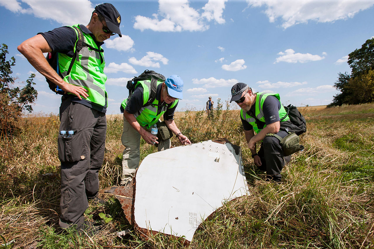 Holenderscy i malezyjscy śledczy na miejscu katastrofy samolotu linii Malaysia Airlines