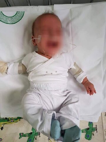 Pielęgniarka przywiązała niemowlę kiedy wyszła po kawę.