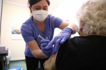 Pielęgniarka szczepi starszą kobietę. Fot. zdjęcie ilustracyjne