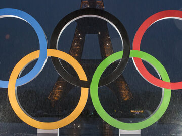 Pierścienie olimpijskie w pobliżu Wieży Eiffla. Igrzyska olimpijskie 2024 odbędą się w Paryżu