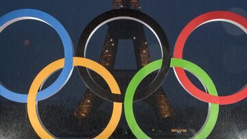Pierścienie olimpijskie w pobliżu Wieży Eiffla. Igrzyska Olimpijskie 2024 odbędą się w Paryżu.