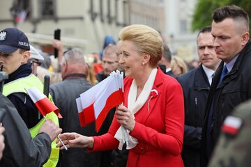 Pierwsza dama Agata Kornhauser-Duda (C) podczas uroczystości podniesienia Flagi Państwowej RP na Wieży Zegarowej Zamku Królewskiego w Warszawie, 2 bm. 2 maja obchodzimy Dzień Flagi RP.