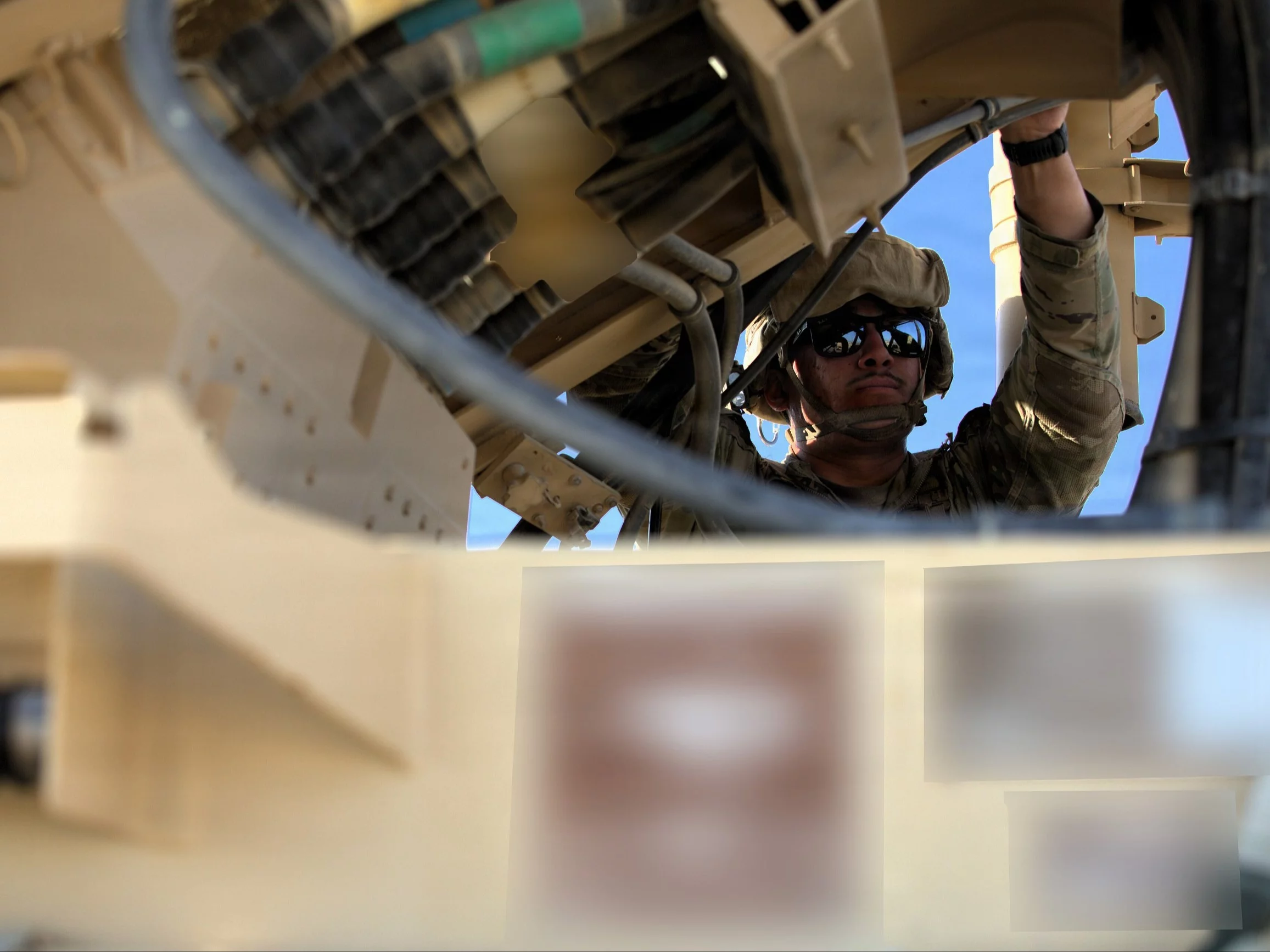 Żołnierz USA podczas operacji "Epicka Furia" wymierzonej w Iran