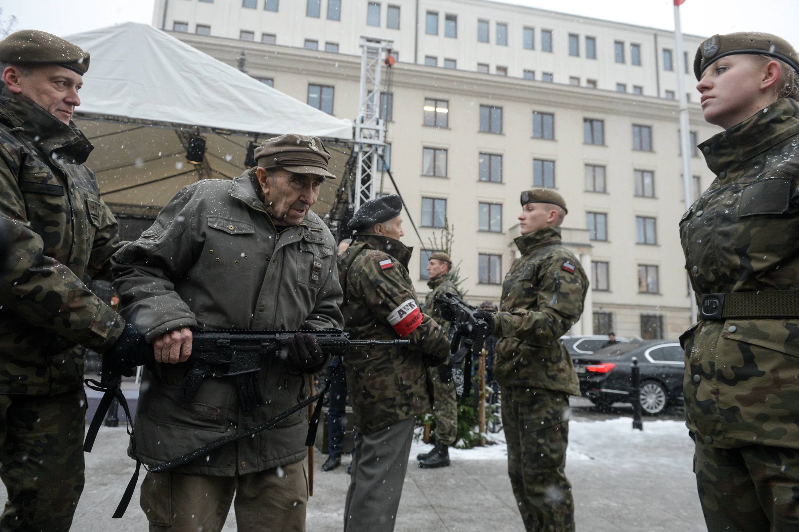 Uroczystość przekazania żołnierzom Wojsk Obrony Terytorialnej pierwszej partii karabinków MSBS „GROT"