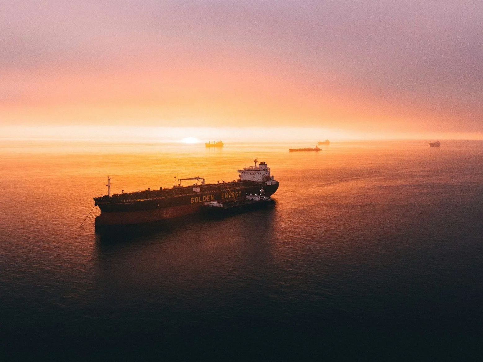 Tankowiec i statki na morzu, zdjęcie ilustracyjne