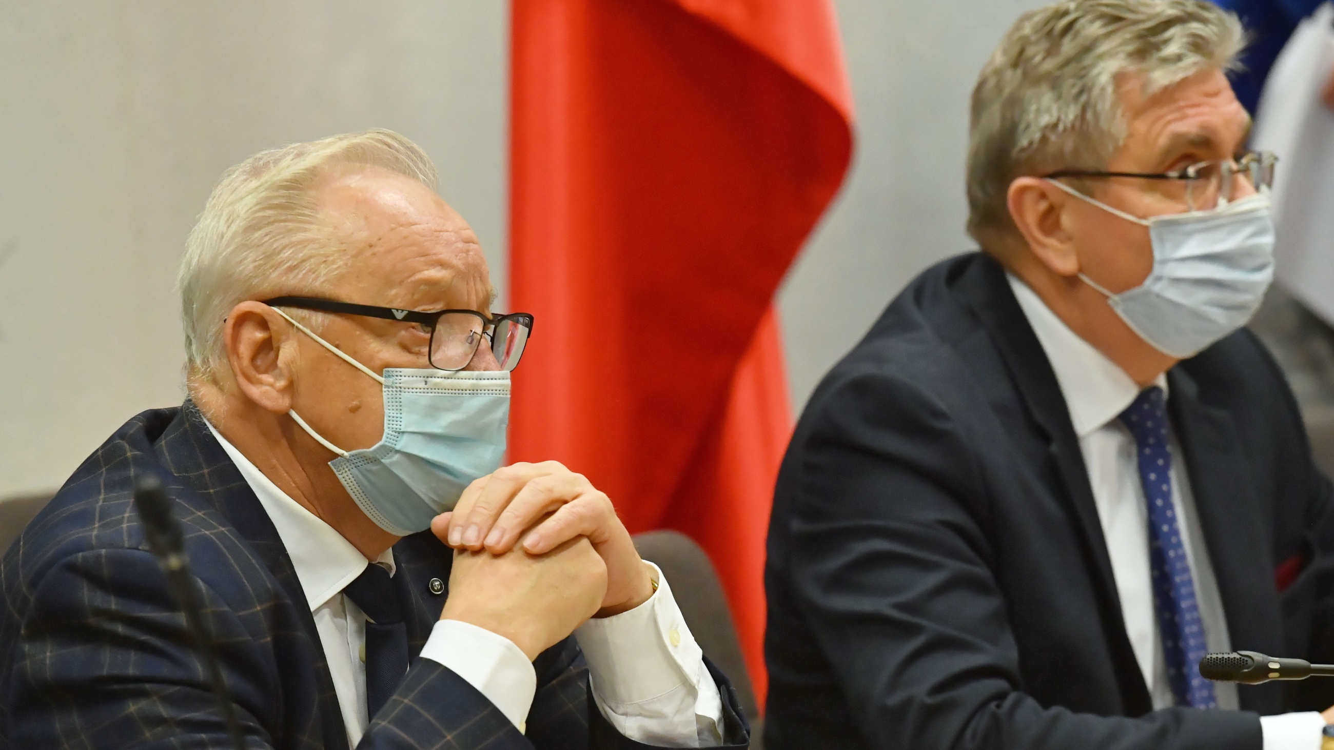 Zastępcy przewodniczącego komisji, posłowie PiS Bolesław Piecha (L) i Czesław Hoc (P)