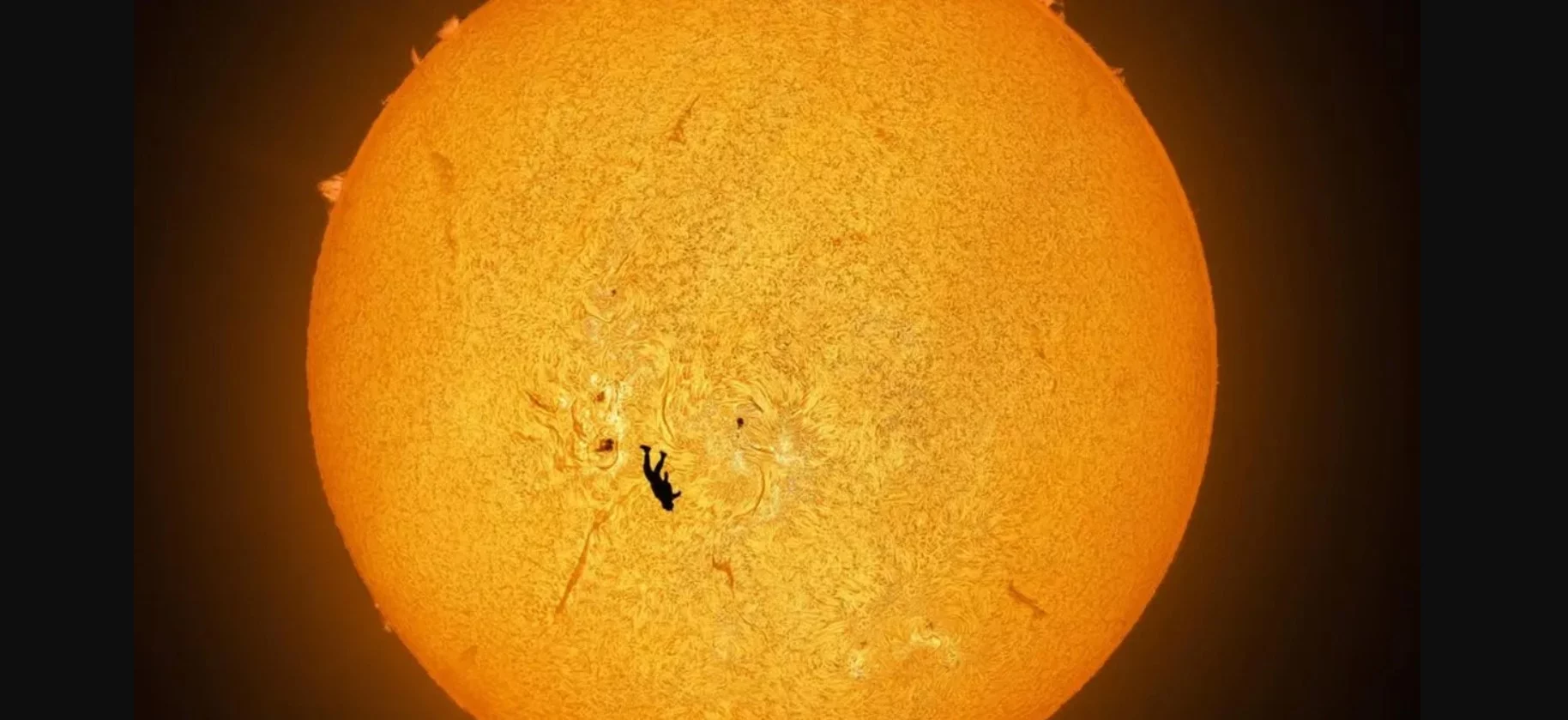 Człowiek na tle tarczy słonecznej. Zdjęcie wykonał Andrew McCarthy