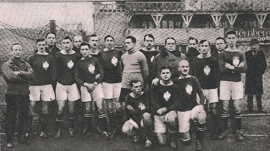 Polacy przed meczem z Węgrami. Stoją od lewej: Pozsonyi, Kuchar, Szyc, Einbacher, Weyssenhoff, Sperling, S. Loth, Marczewski, J. Loth, Mielech, Cetnarowski, Babulski, Kałuża, Leser, Gintel. Klęczą od lewej: Styczeń, Cikowski, Synowiec, grudzień 1921