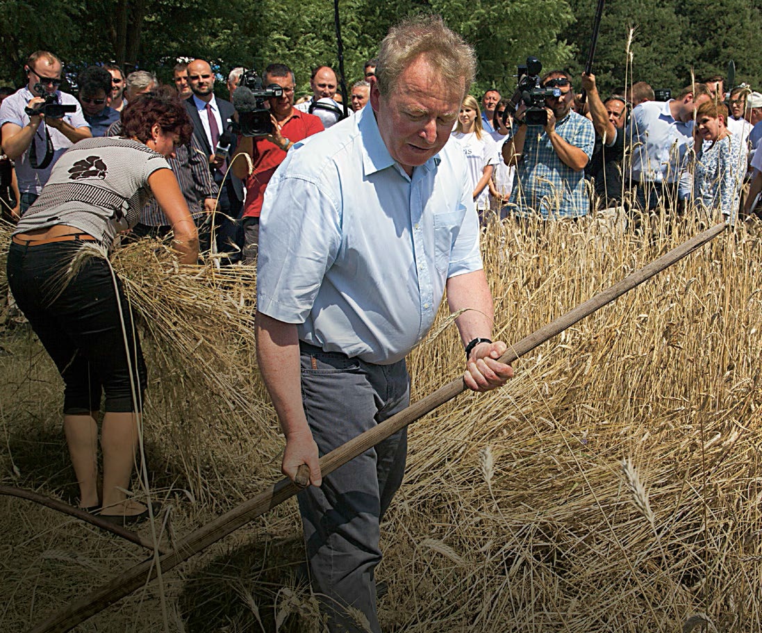 Janusz Wojciechowski, choć sam nie został rolnikiem, podkreśla, że pochodzi ze wsi i dobrze zna jej problemy