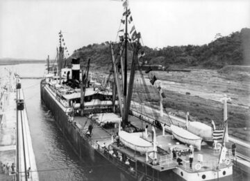 Pierwszy statek, który przepłynął Kanał Panamski, SS Ancon. 15 sierpnia 1914 rok.
