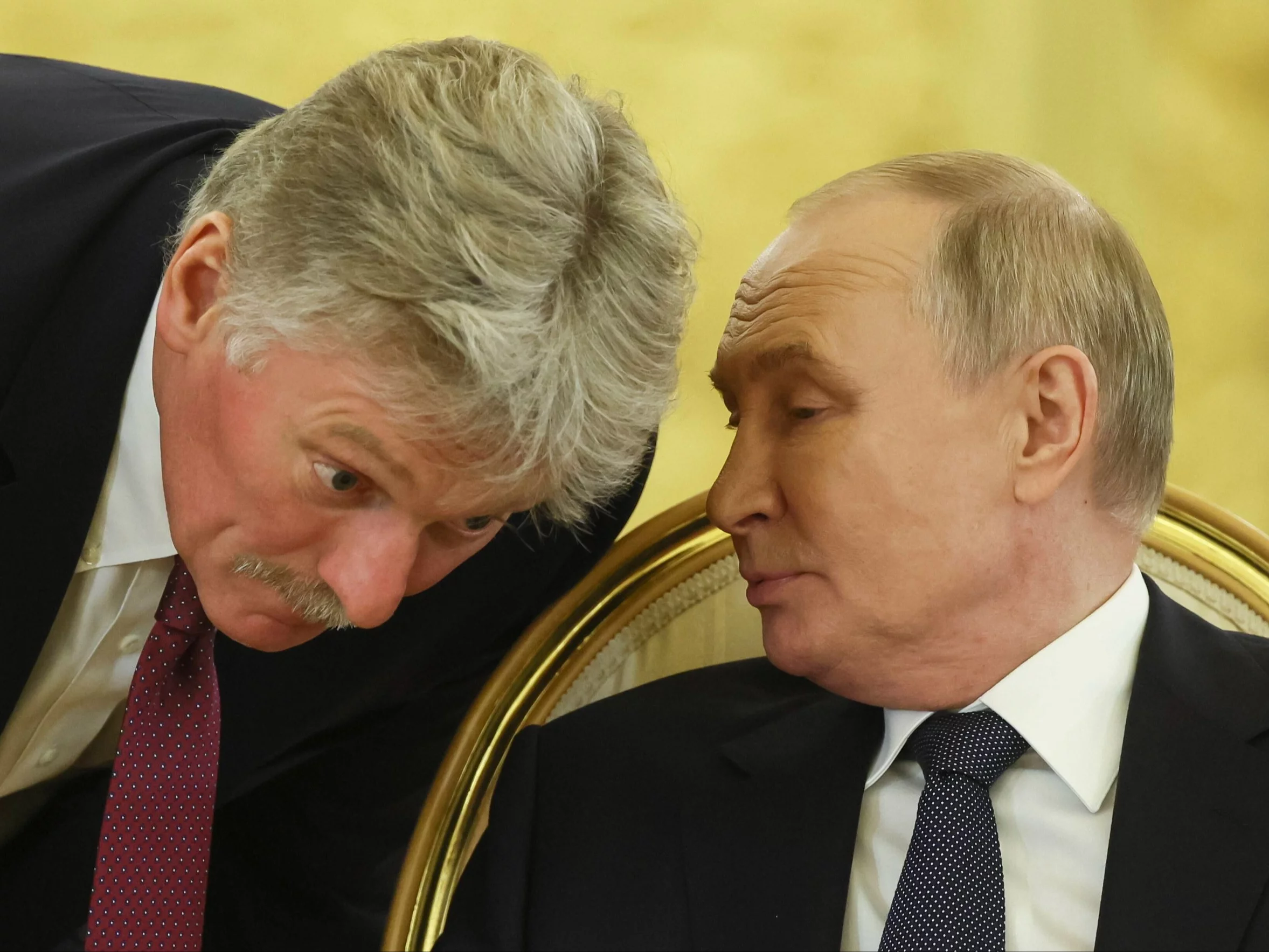 Prezydent Rosji Władimir Putin i rzecznik Kremla Dmitrij Pieskow