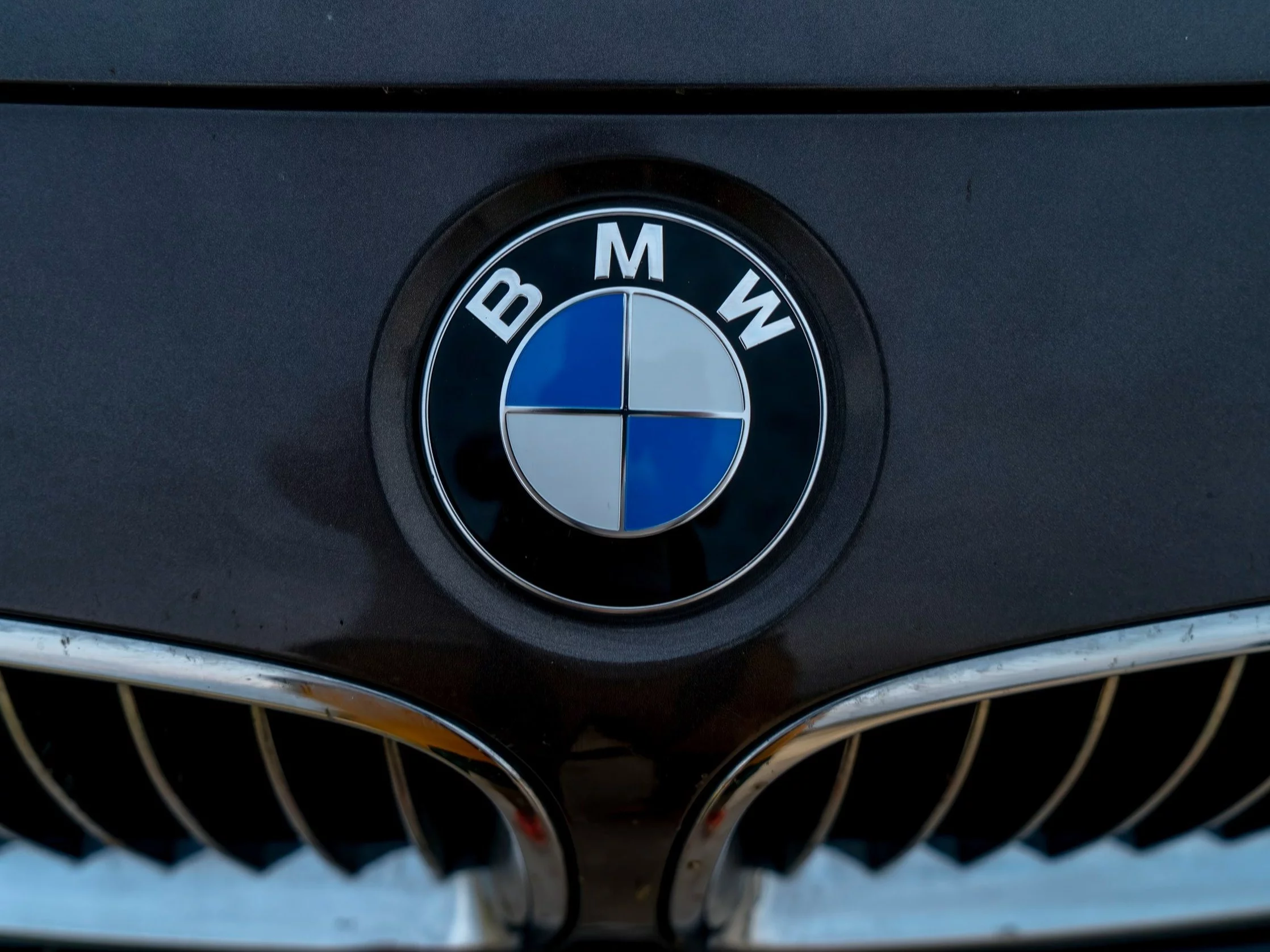 Pijany Ukrainiec wpadł BMW do rowu. Brak prawa jazdy, OC i badań technicznych