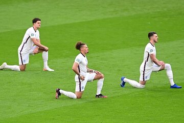 Piłkarze Anglii klękają w geście "walki z rasizmem" przed meczem z Czechami na Euro 2020. 22.06.2021