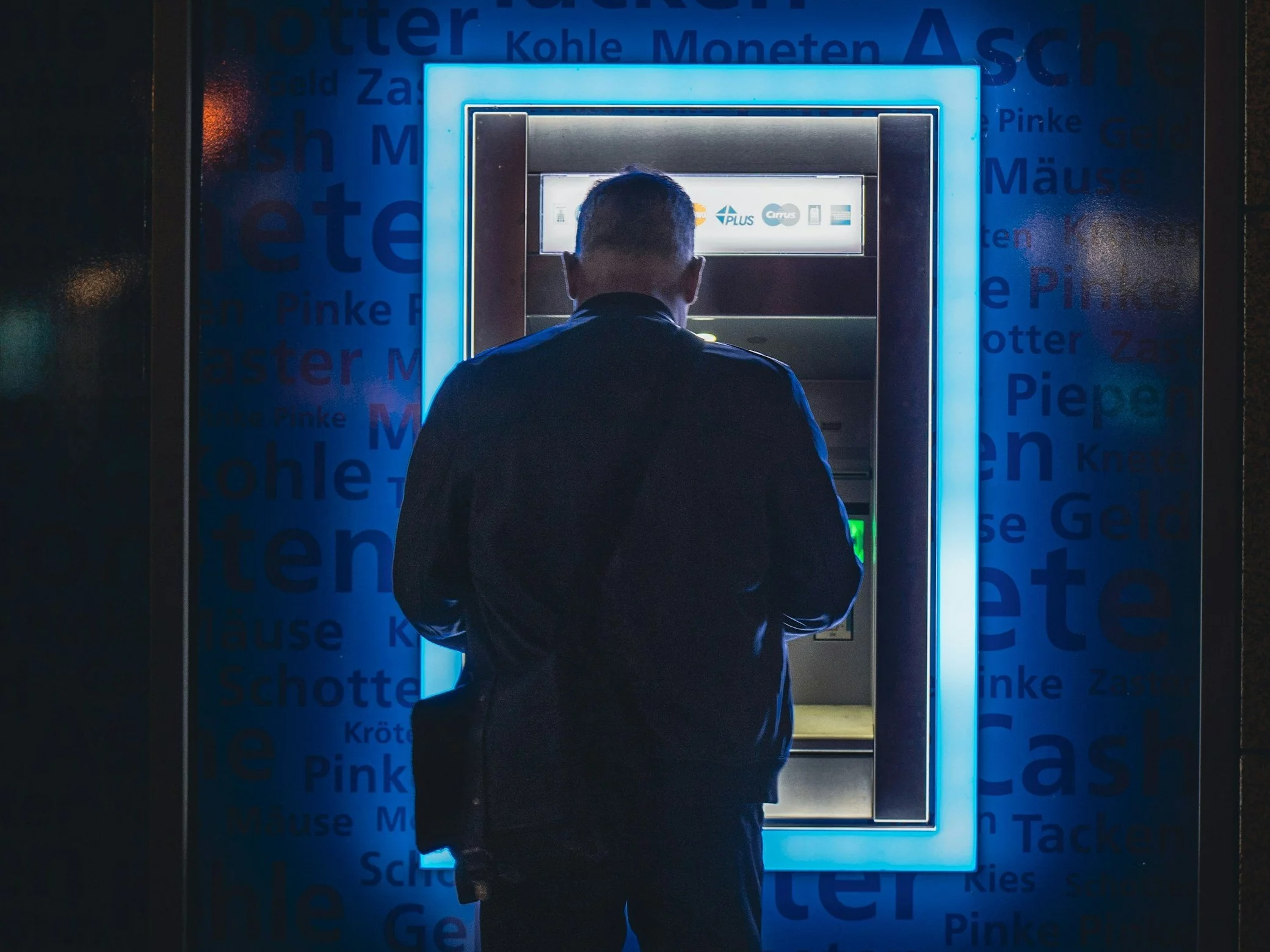 Mężczyzna przy bankomacie, zdjęcie ilustracyjne