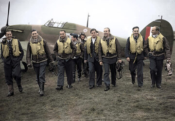 Piloci dywizjonu 303 w 1940 r. Od lewej: Ferić, Kent, Grzeszczak, Radomski, Zumbach, Łokuciewski, Mierzwa, Henneberg, Rogowski, Szaposznikow