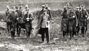 Piłsudski ze sztabem, wiosna 1920 r.