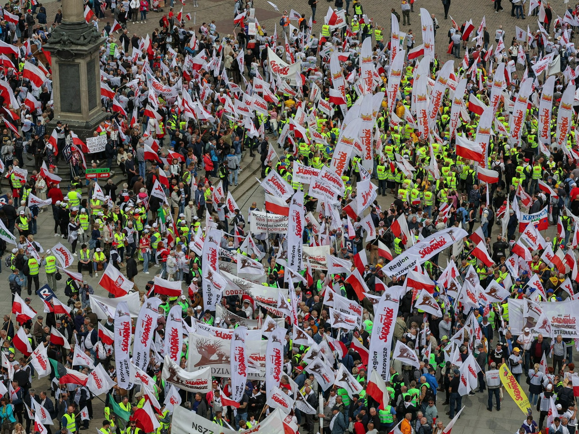 Uczestnicy manifestacji, organizowanej przez "Solidarność" w ramach protestu przeciwko Zielonemu Ładowi