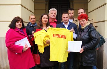 Piotr Guział z inicjatorami referendum w sprawie odwołania prezydent Warszawy